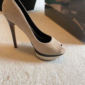 Peep toe pumps